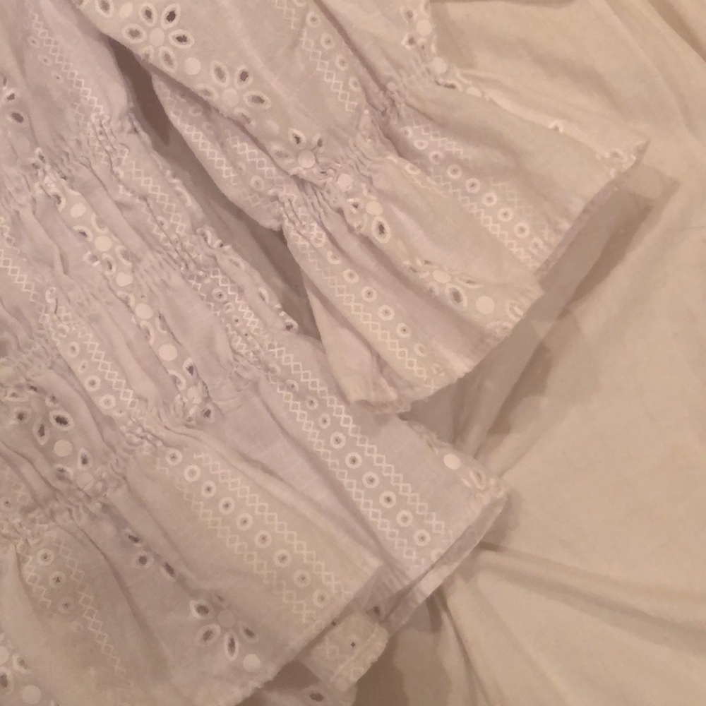 Brandy Melville White Flower Cut Out Cropped Top - Picture 3 of 3